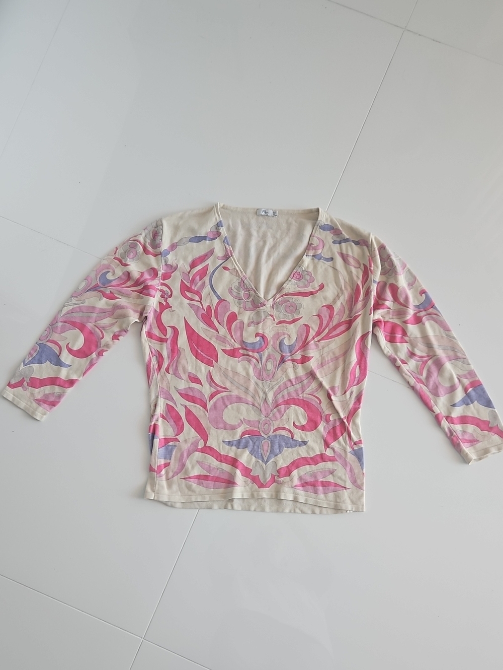Yera Cream V-Neck Long Sleeve Knit Top with Pink & Lavender Print